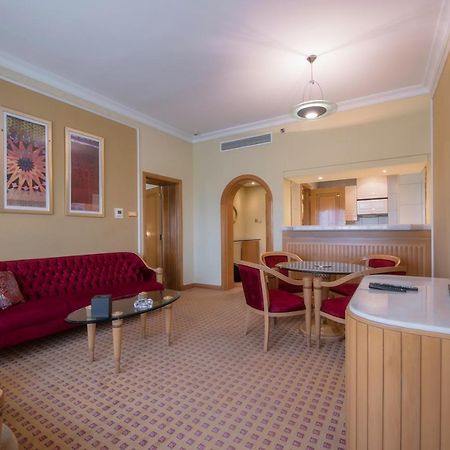 오피서 클럽 앤 호텔 아부다비 외부 사진 A suite at the hotel