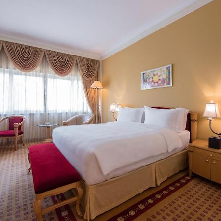 오피서 클럽 앤 호텔 아부다비 외부 사진 A room at the hotel