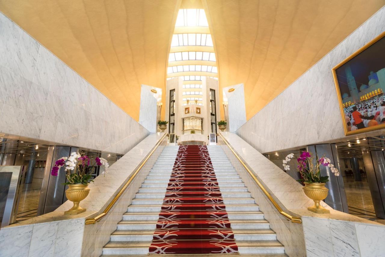오피서 클럽 앤 호텔 아부다비 외부 사진 The staircase of the hotel