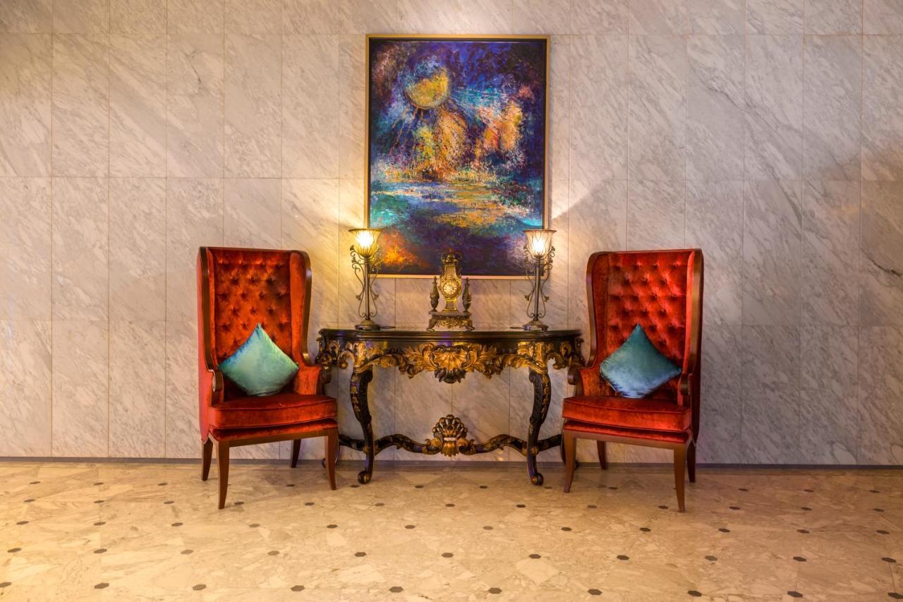 오피서 클럽 앤 호텔 아부다비 외부 사진 The interior of the hotel