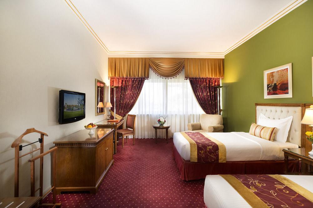 오피서 클럽 앤 호텔 아부다비 외부 사진 A room at the hotel