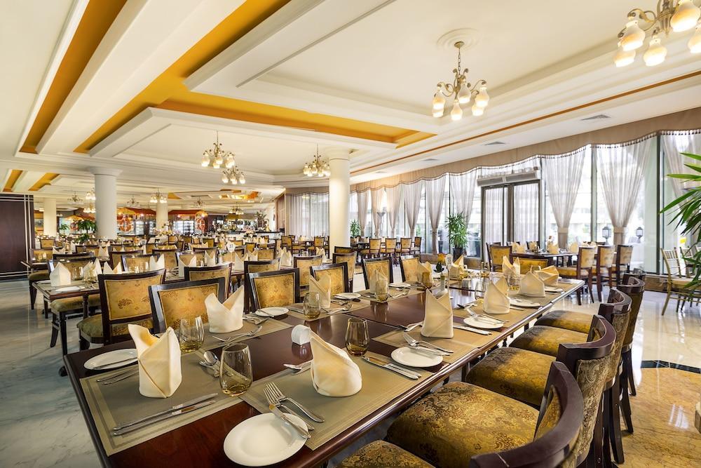 오피서 클럽 앤 호텔 아부다비 외부 사진 The restaurant