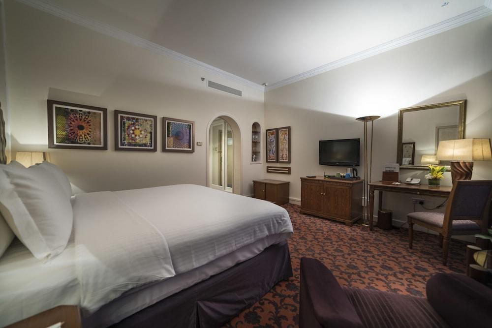 오피서 클럽 앤 호텔 아부다비 외부 사진 A room at the hotel