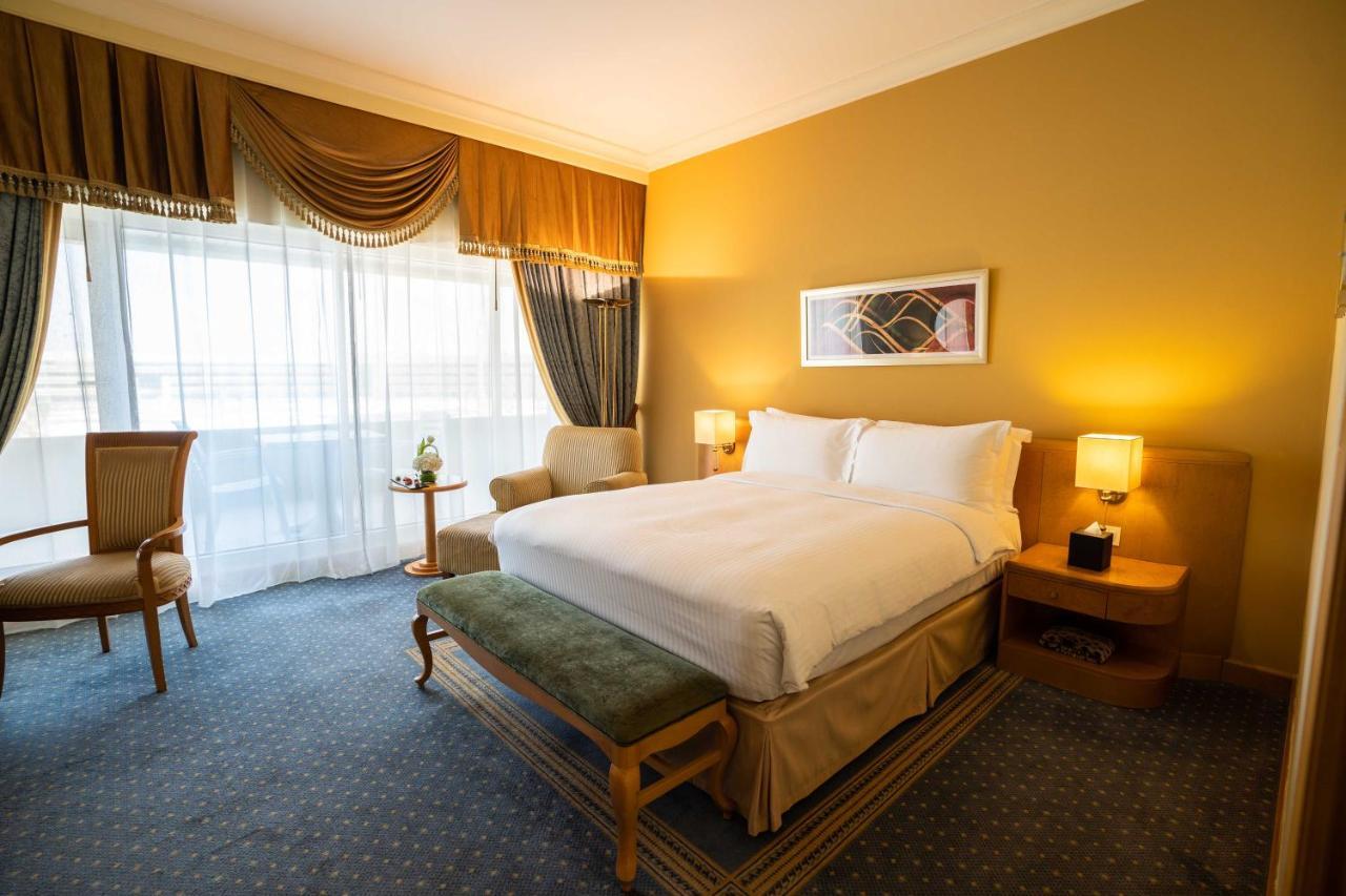 오피서 클럽 앤 호텔 아부다비 외부 사진 A room at the hotel
