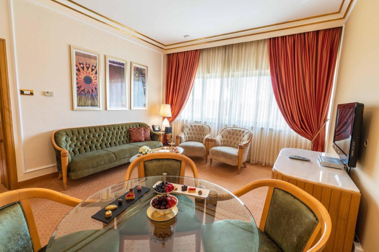 오피서 클럽 앤 호텔 아부다비 외부 사진 A living room in a suite at the Grand Hotel