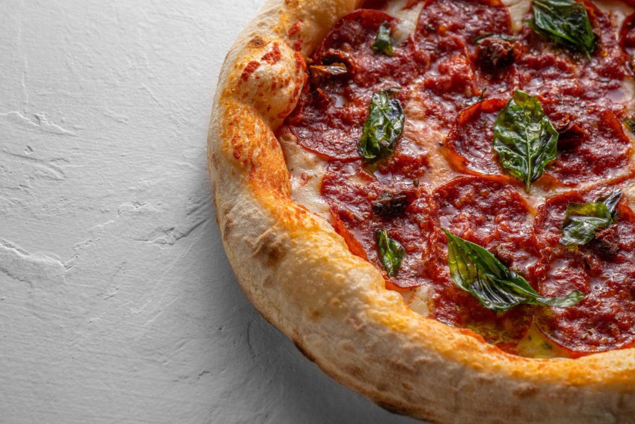 오피서 클럽 앤 호텔 아부다비 외부 사진 A deep-dish pizza