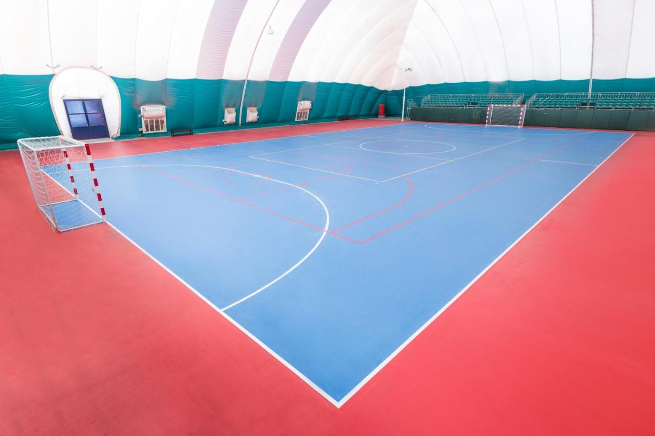 오피서 클럽 앤 호텔 아부다비 외부 사진 The indoor pitch