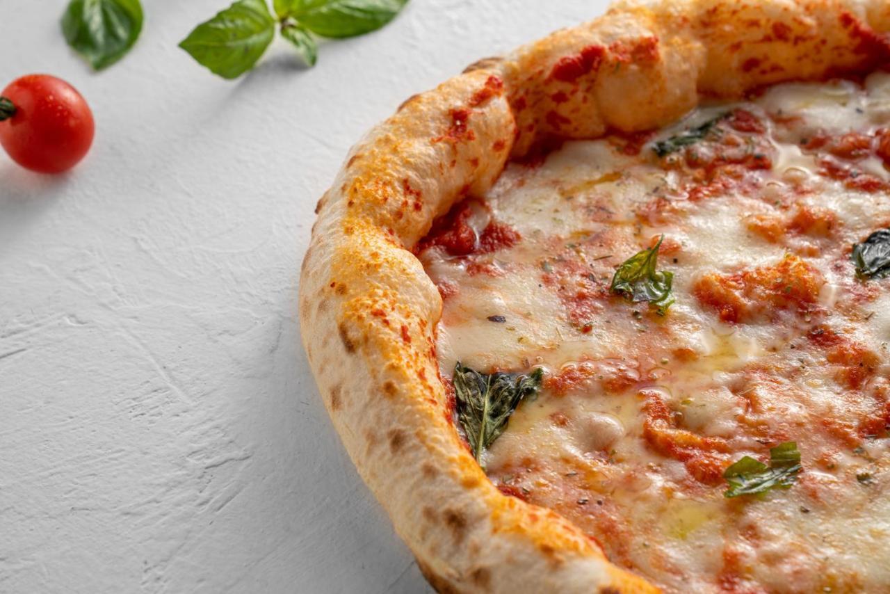 오피서 클럽 앤 호텔 아부다비 외부 사진 A pizza with a deep-dish crust
