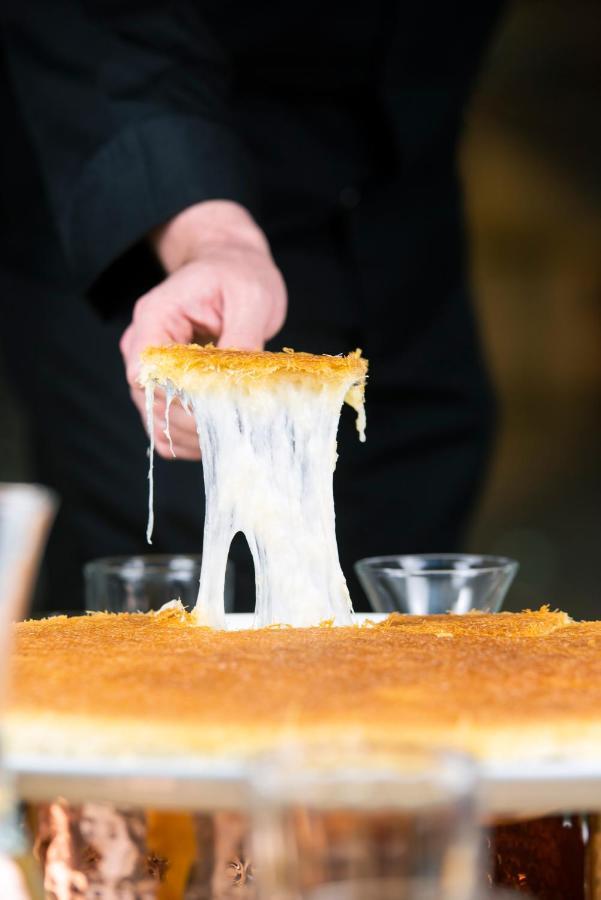 오피서 클럽 앤 호텔 아부다비 외부 사진 A cheese pull