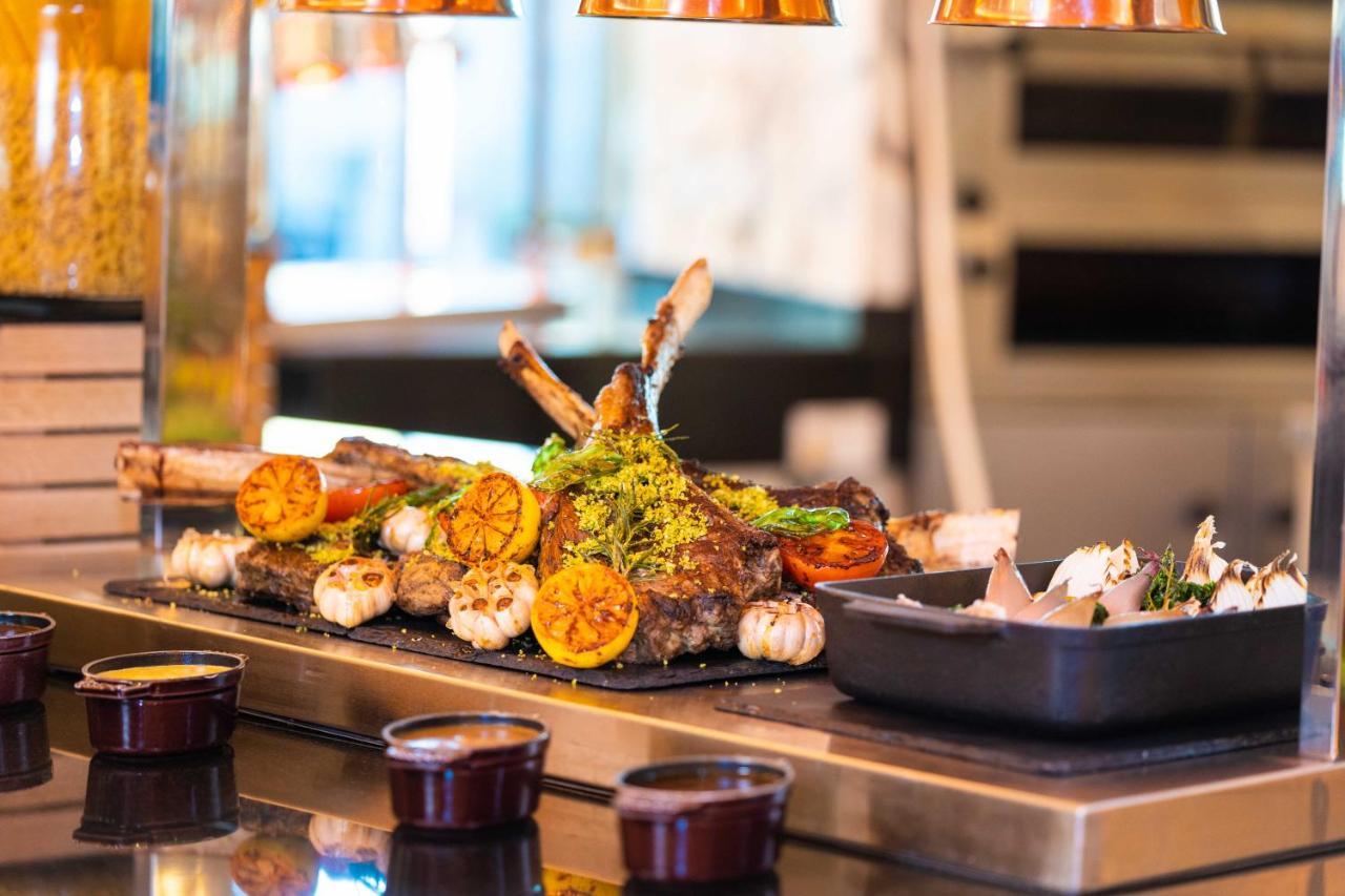 오피서 클럽 앤 호텔 아부다비 외부 사진 A selection of grilled meat and vegetables