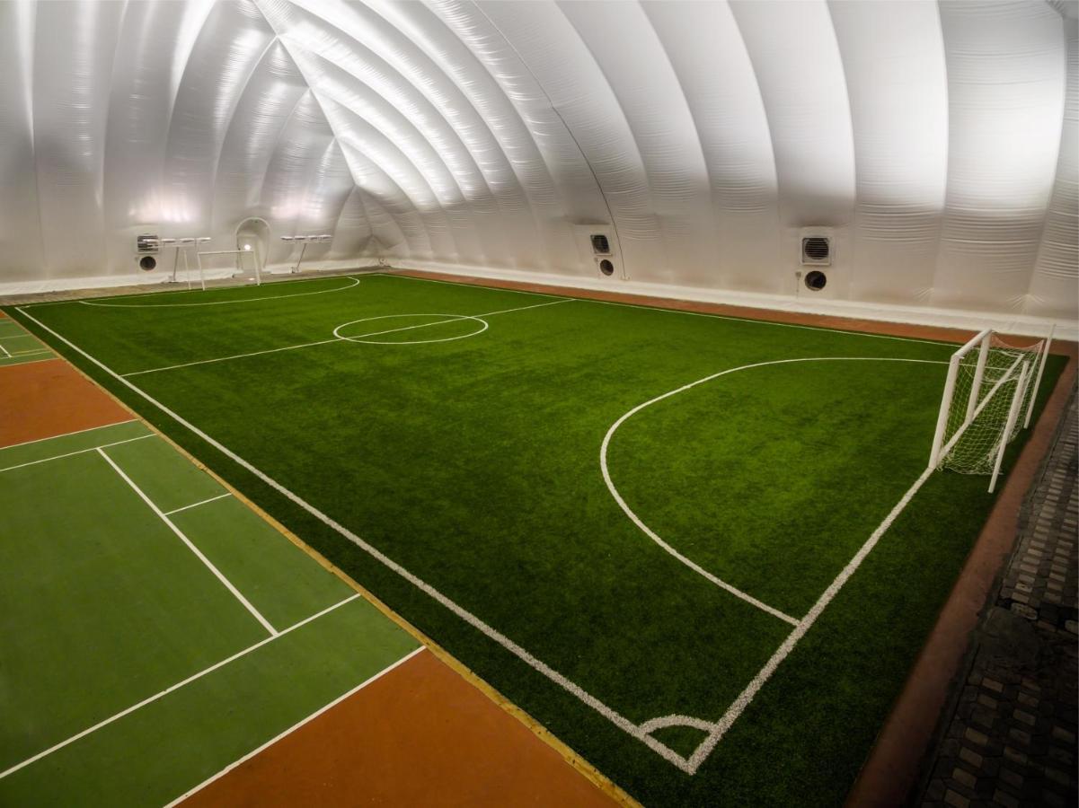 오피서 클럽 앤 호텔 아부다비 외부 사진 The indoor football pitch