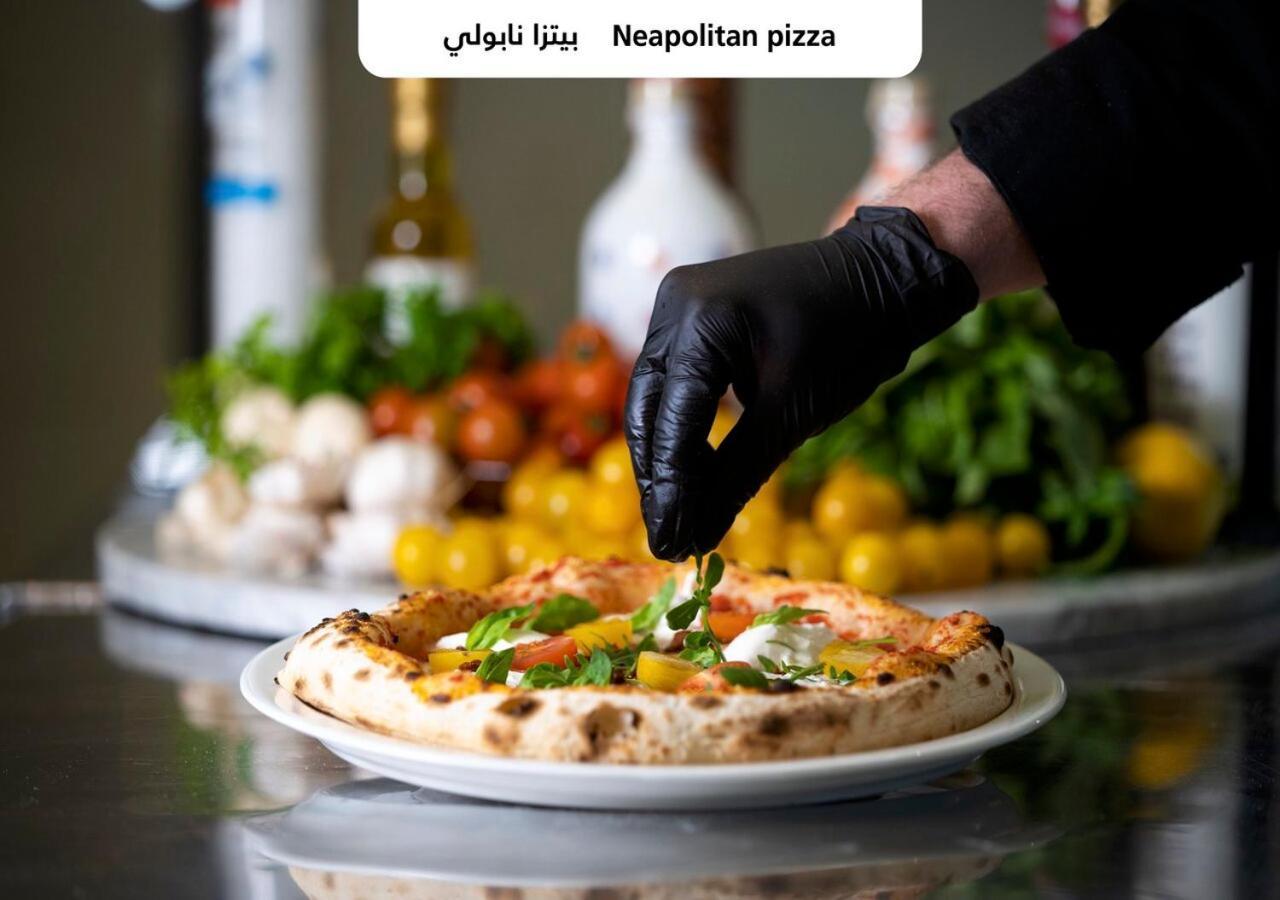 오피서 클럽 앤 호텔 아부다비 외부 사진 Neapolitan pizza
