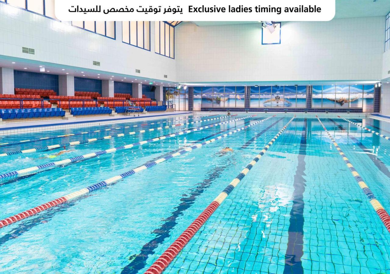 오피서 클럽 앤 호텔 아부다비 외부 사진 Swimming pool at the Al-Shaab Club