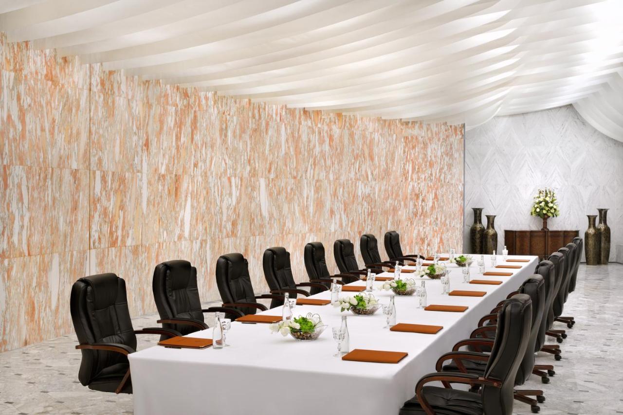 오피서 클럽 앤 호텔 아부다비 외부 사진 A meeting room