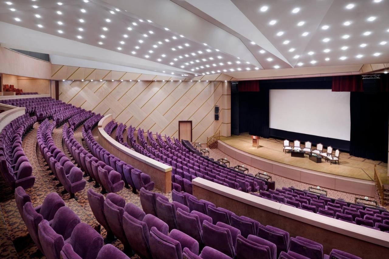 오피서 클럽 앤 호텔 아부다비 외부 사진 The Auditorium