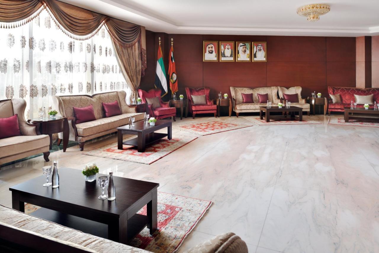 오피서 클럽 앤 호텔 아부다비 외부 사진 The interior of the residence