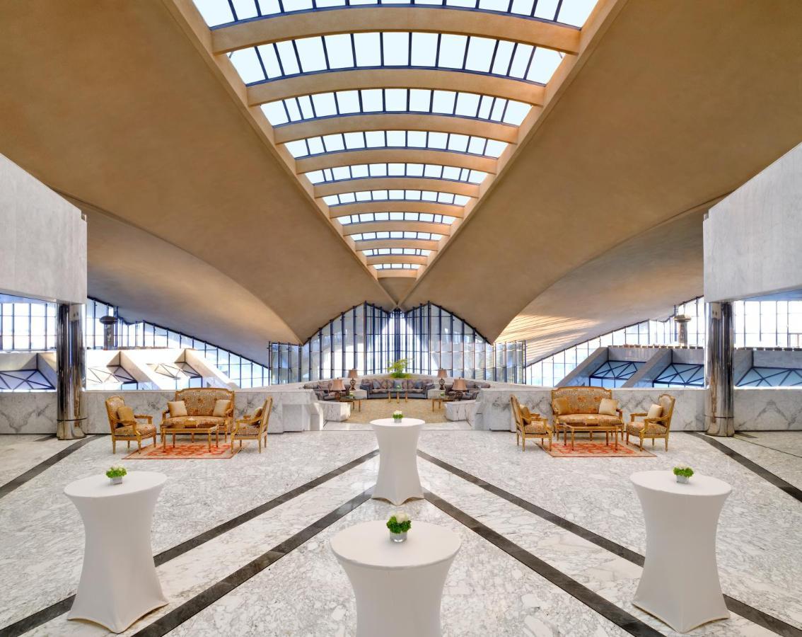 오피서 클럽 앤 호텔 아부다비 외부 사진 The lobby of the hotel
