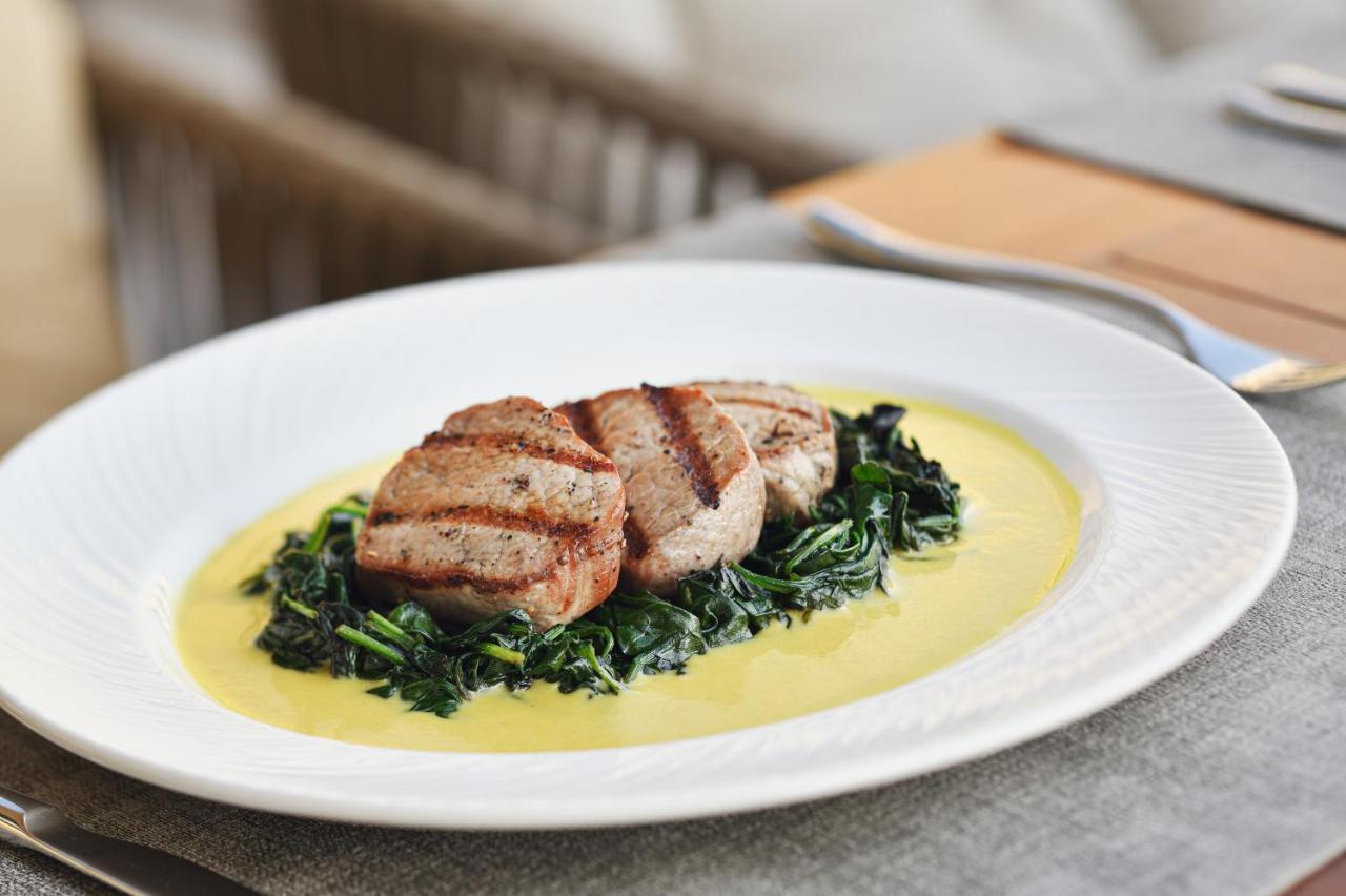 오피서 클럽 앤 호텔 아부다비 외부 사진 A plate of chicken with lemon sauce
