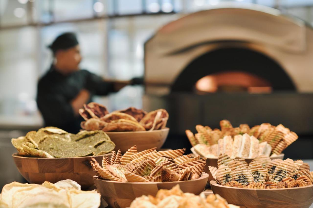 오피서 클럽 앤 호텔 아부다비 외부 사진 A wood-fired oven in a restaurant