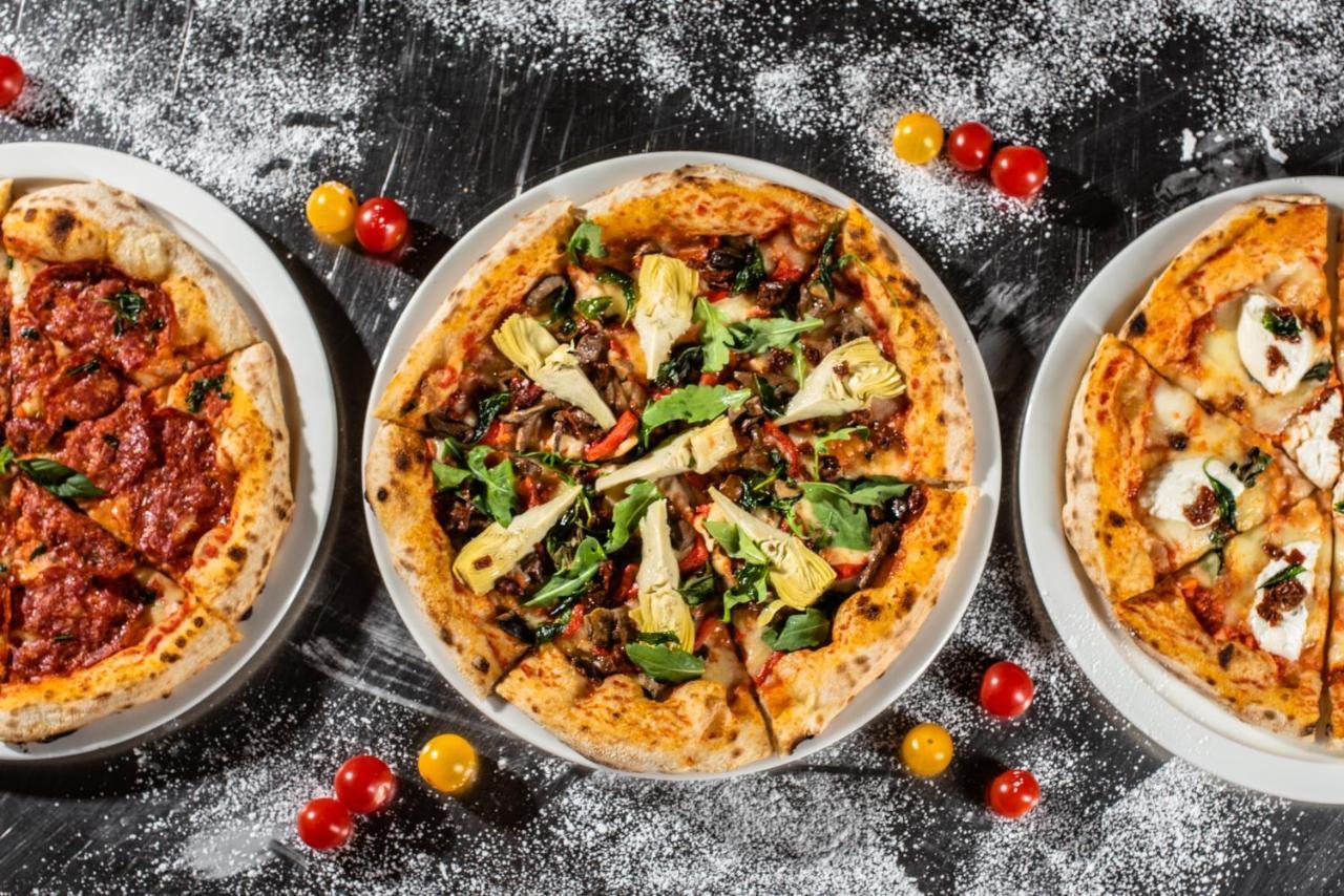 오피서 클럽 앤 호텔 아부다비 외부 사진 Pizzas from the restaurant