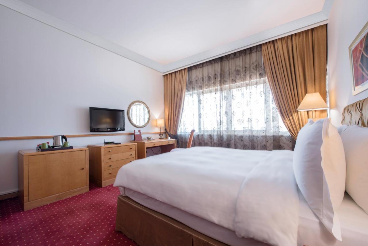 오피서 클럽 앤 호텔 아부다비 외부 사진 A room at the hotel