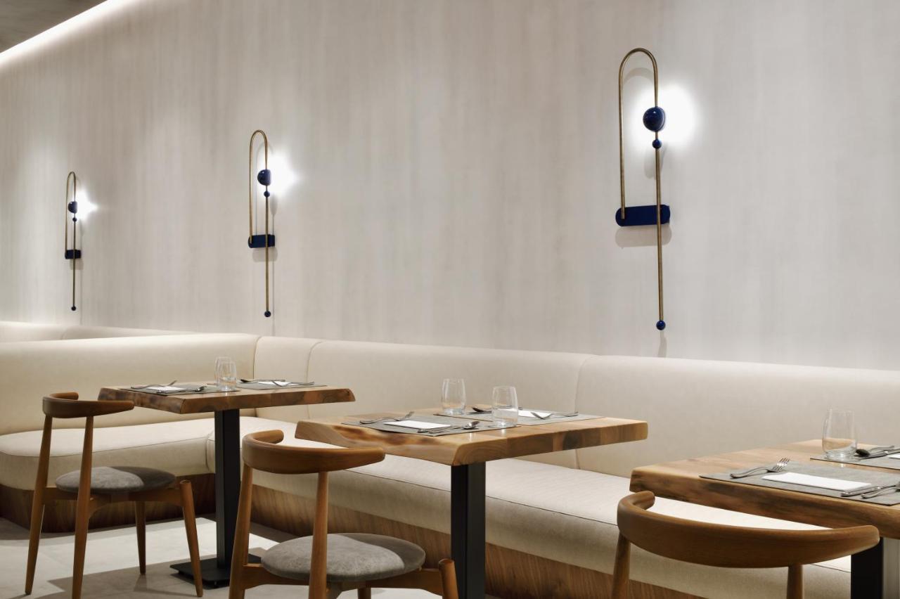오피서 클럽 앤 호텔 아부다비 외부 사진 Interior of the restaurant