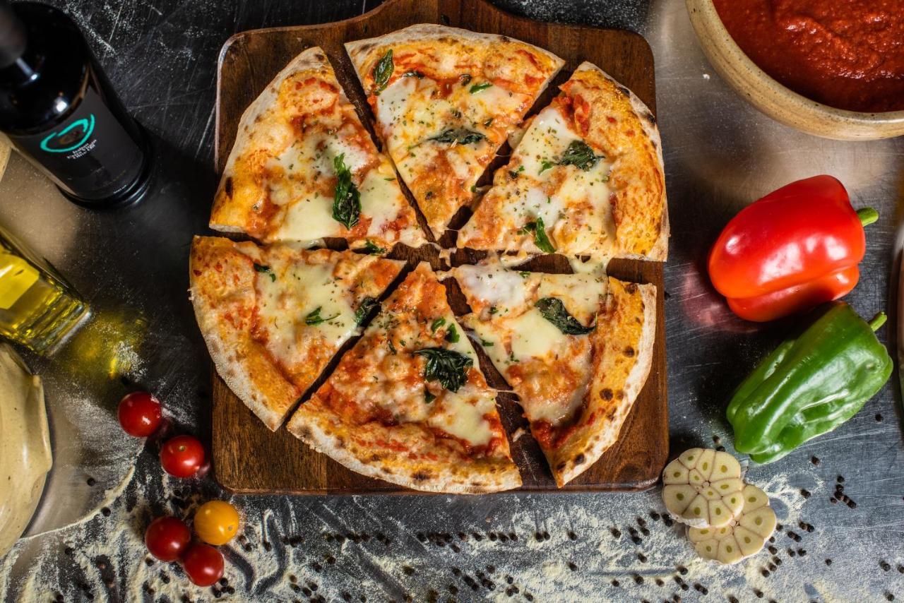 오피서 클럽 앤 호텔 아부다비 외부 사진 Pizza