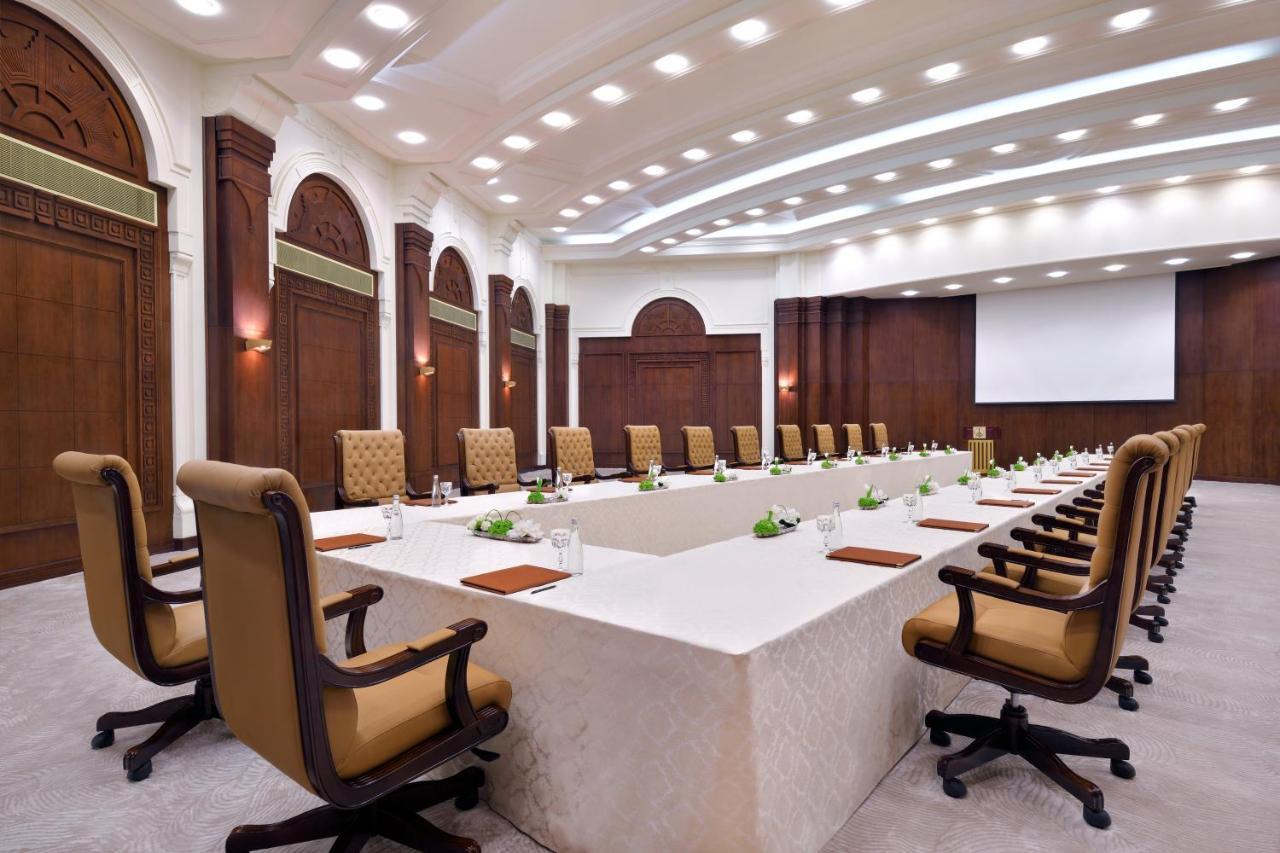오피서 클럽 앤 호텔 아부다비 외부 사진 Meeting room at the Taj Mahal Palace, Mumbai