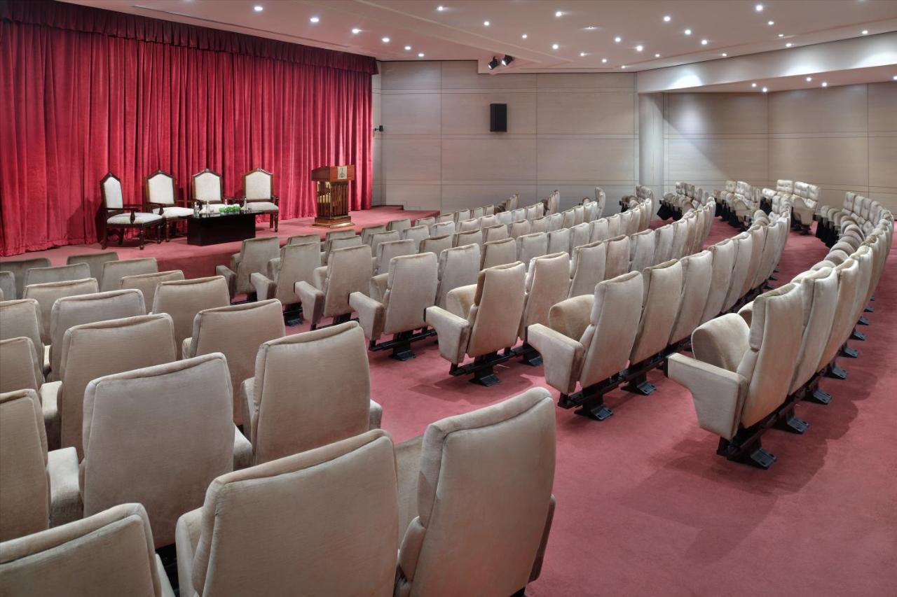 오피서 클럽 앤 호텔 아부다비 외부 사진 The main auditorium