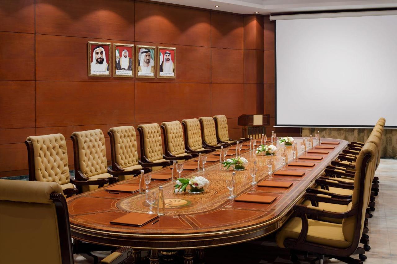 오피서 클럽 앤 호텔 아부다비 외부 사진 A boardroom