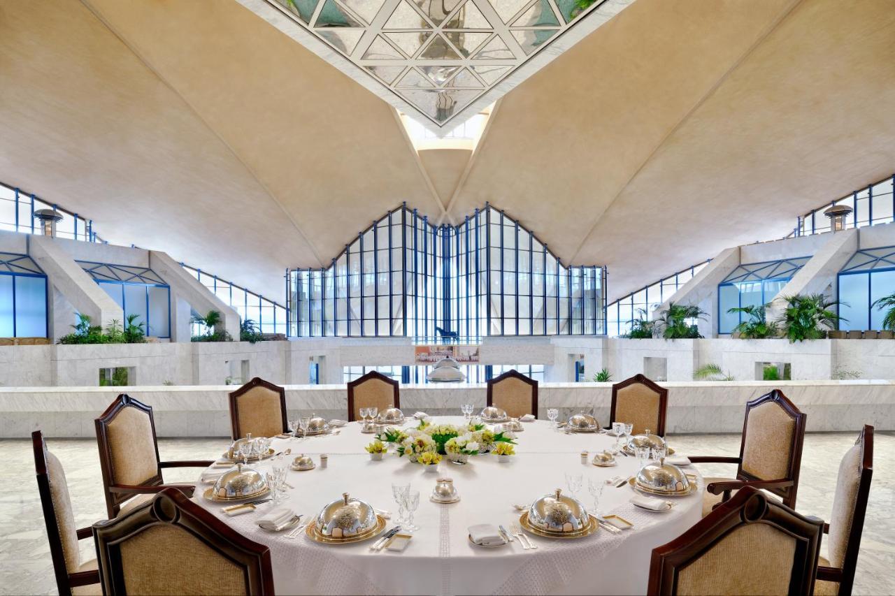 오피서 클럽 앤 호텔 아부다비 외부 사진 The interior of the National Museum of Singapore