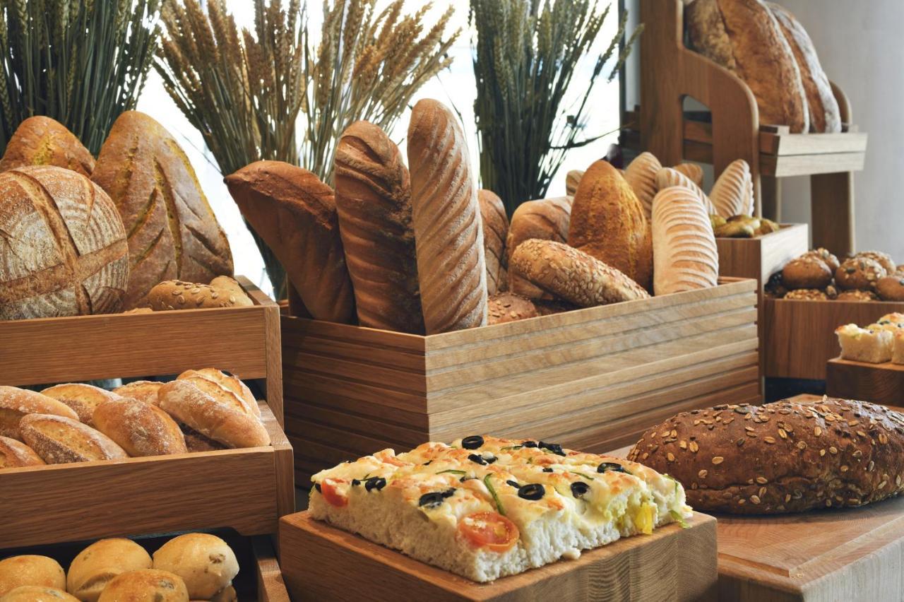 오피서 클럽 앤 호텔 아부다비 외부 사진 Bread