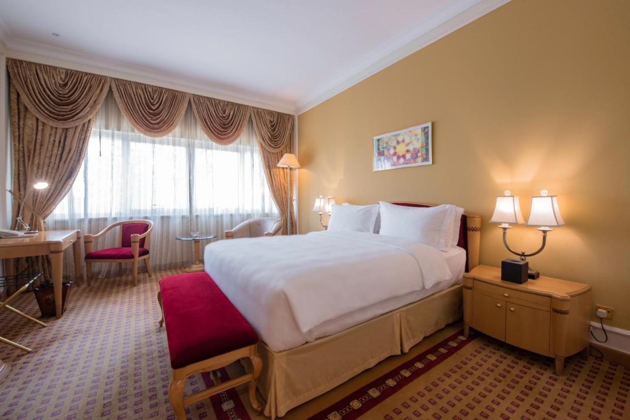 오피서 클럽 앤 호텔 아부다비 외부 사진 A room at the hotel