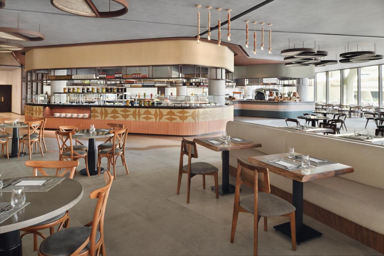 오피서 클럽 앤 호텔 아부다비 외부 사진 The interior of the restaurant