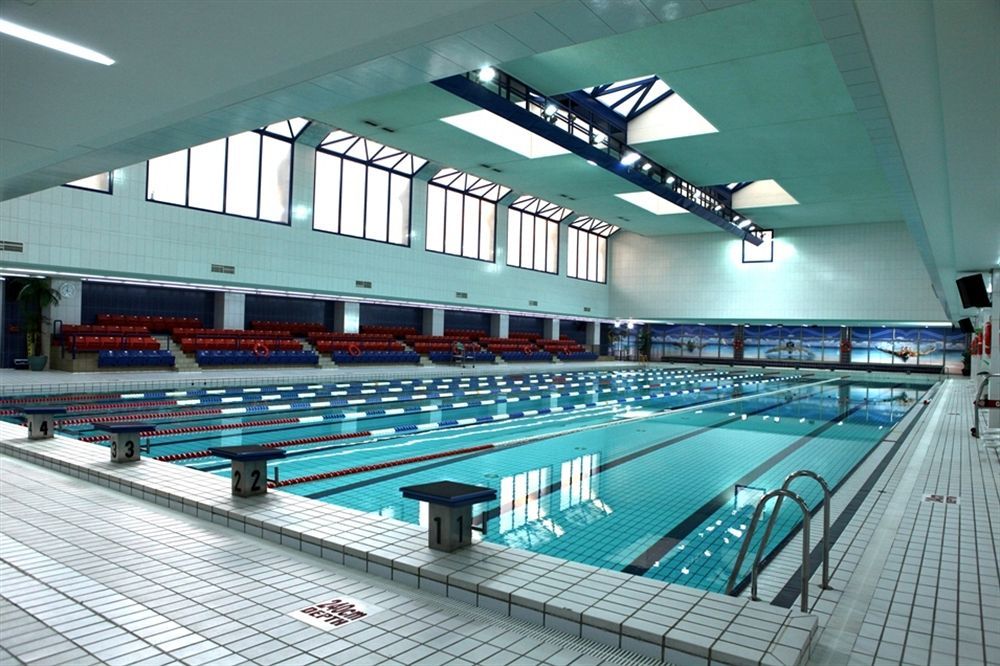 오피서 클럽 앤 호텔 아부다비 외부 사진 The swimming pool