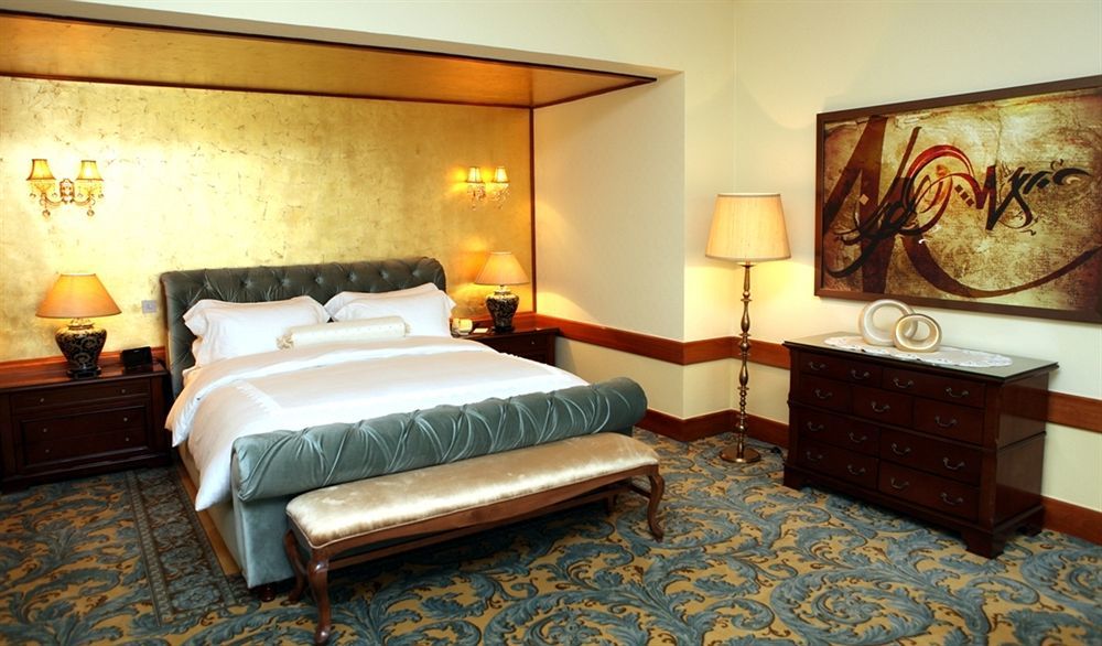 오피서 클럽 앤 호텔 아부다비 외부 사진 A bedroom at the hotel