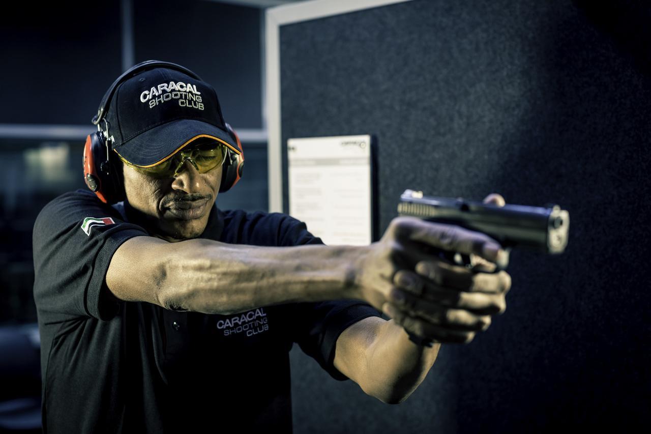 오피서 클럽 앤 호텔 아부다비 외부 사진 A shooter in the 2012 ISSF World Cup