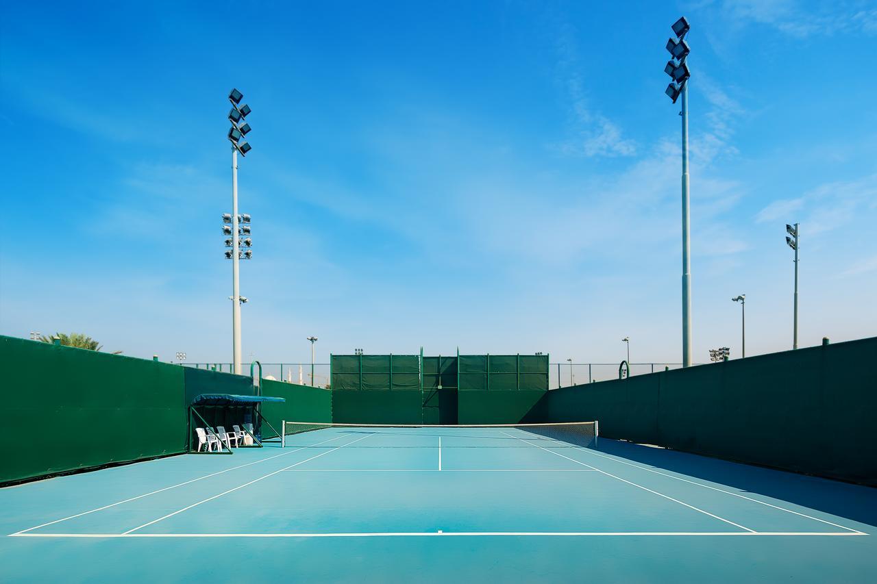 오피서 클럽 앤 호텔 아부다비 외부 사진 Tennis court at the complex