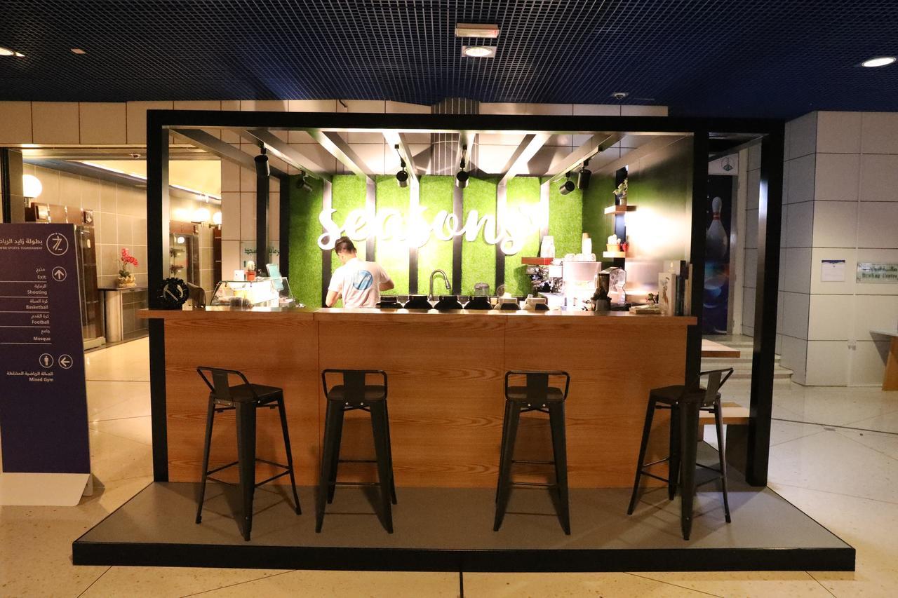 오피서 클럽 앤 호텔 아부다비 외부 사진 Open kitchen at the restaurant