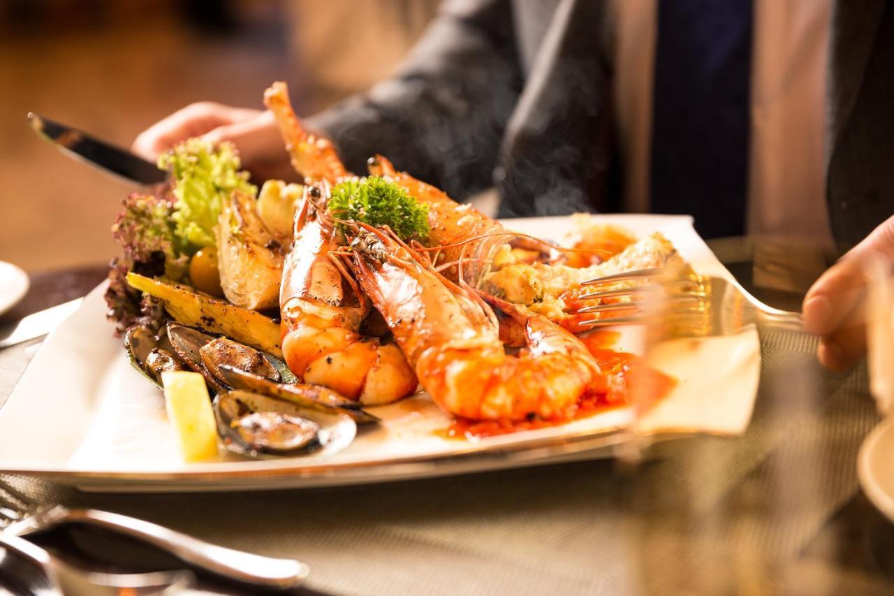 오피서 클럽 앤 호텔 아부다비 외부 사진 A seafood platter
