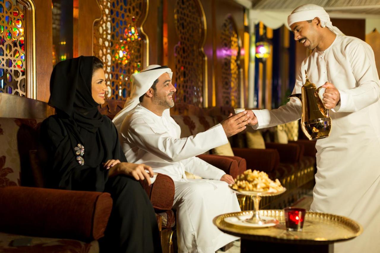 오피서 클럽 앤 호텔 아부다비 외부 사진 A coffee shop in the United Arab Emirates