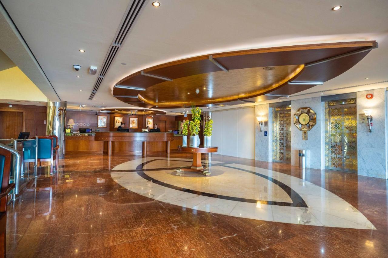 오피서 클럽 앤 호텔 아부다비 외부 사진 The lobby of the hotel